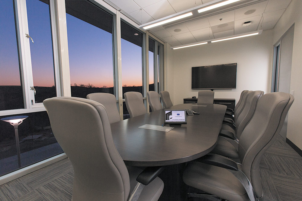 Conference room with an Extron 10” TouchLink Pro touchpanel