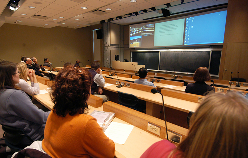 Medical students in the northern region observe a surgical simulation held at CESEI.