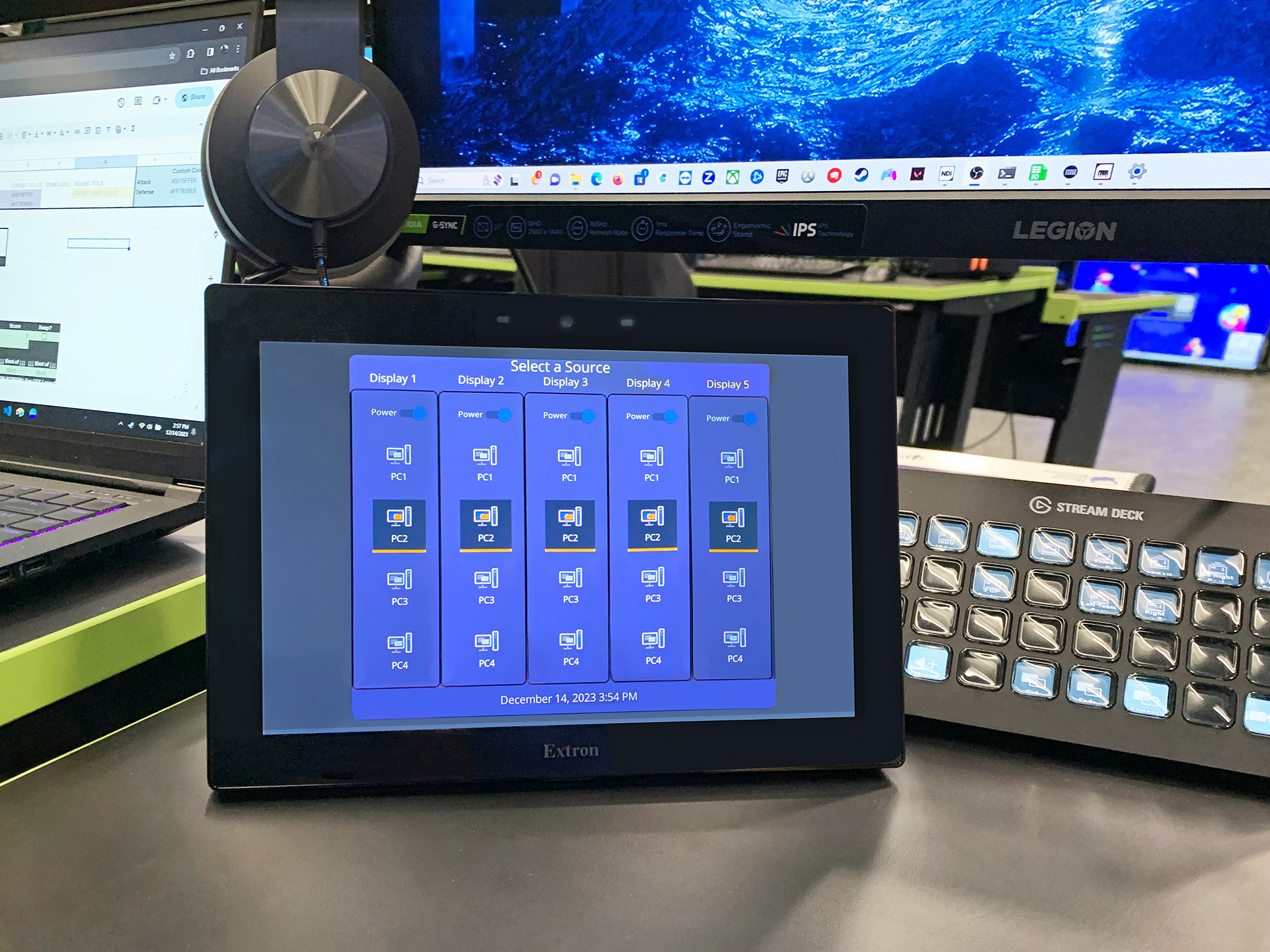 To manage the AV system, the operator uses the Extron TouchLink® Pro tabletop touchpanel at the production workstation.