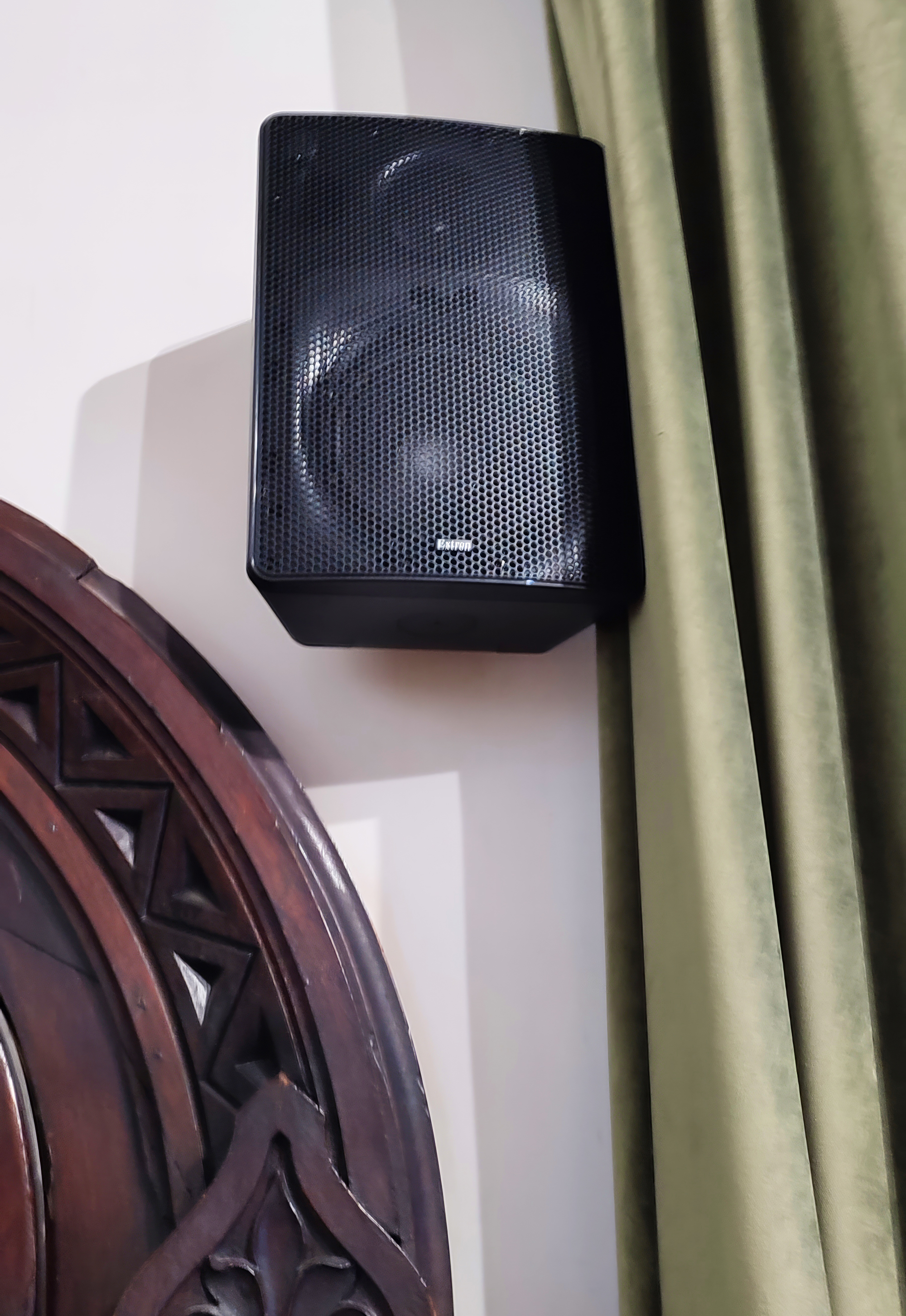 The innovative, patented mounting system allows the SM 28T to slide onto the mount and lock into place. The integrated electrical contacts on the speaker automatically mate with the pre wired contacts on the mounting plate to speed up and simplify installation.