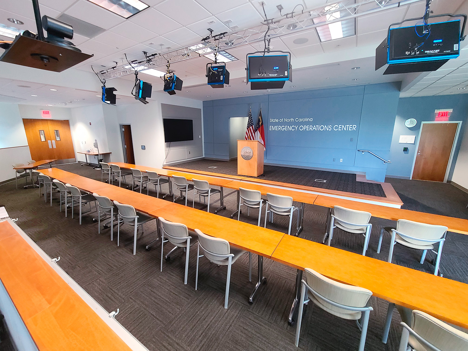 The governor and lieutenant governor use the Media Room to conduct televised briefings, and they have full access to the room’s resources from the TouchLink Pro touchpanel at the lectern or the wall.