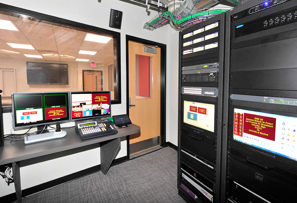 Technicians in the control room can monitor the lecture content recording and assist instructors in operating the classroom’s AV system, such as switching between content display configurations.